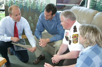 Governor Pawlenty meets with Hubbard County Emergency Management Director Dave Konshok, Hubbard Coun...